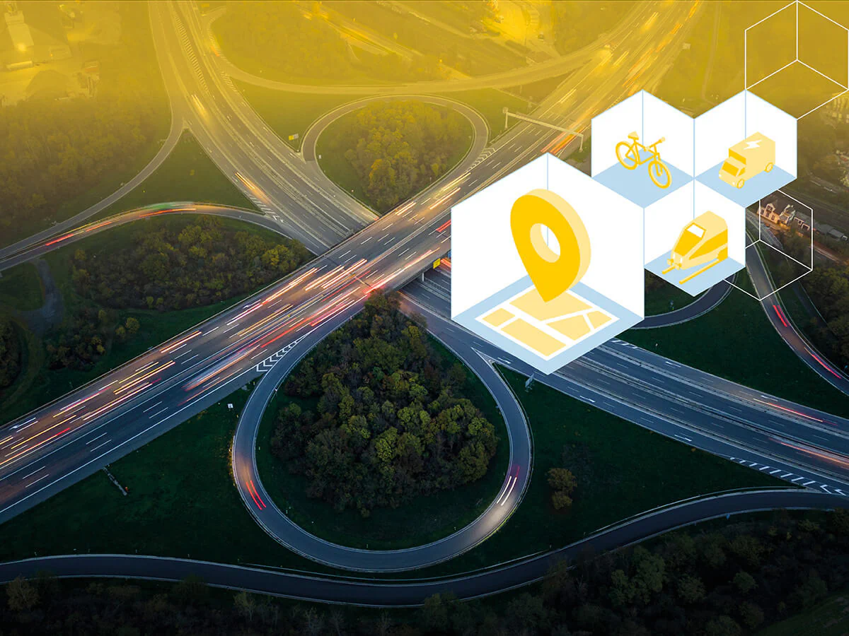 Nachhaltige und intelligente Mobilität und Logistik Bildbeschreibung / description: Luftbild eines Autobahnkreuzes umgeben von Wald